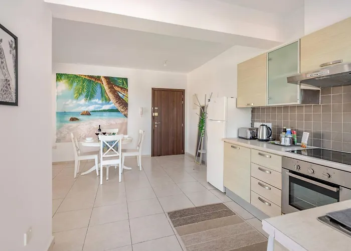 Апартаменты Majestic Sea View *